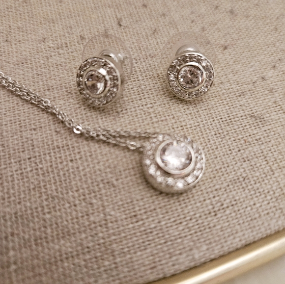 4/$20 NWOT Necklace and Earrings Set Silver Tone & Rhinestones - Picture 2 of 4